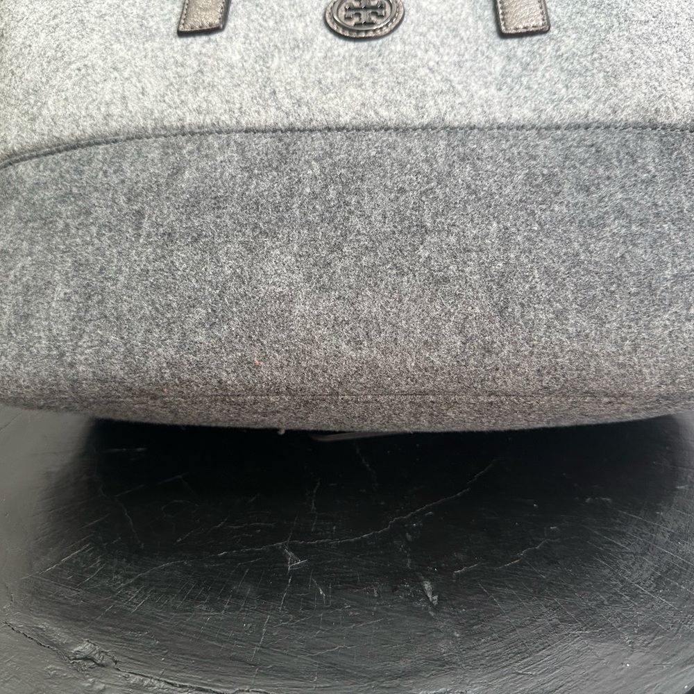 🦄🦄Tory Burch Felt and Metallic and Gray Tote - Picture 3 of 8